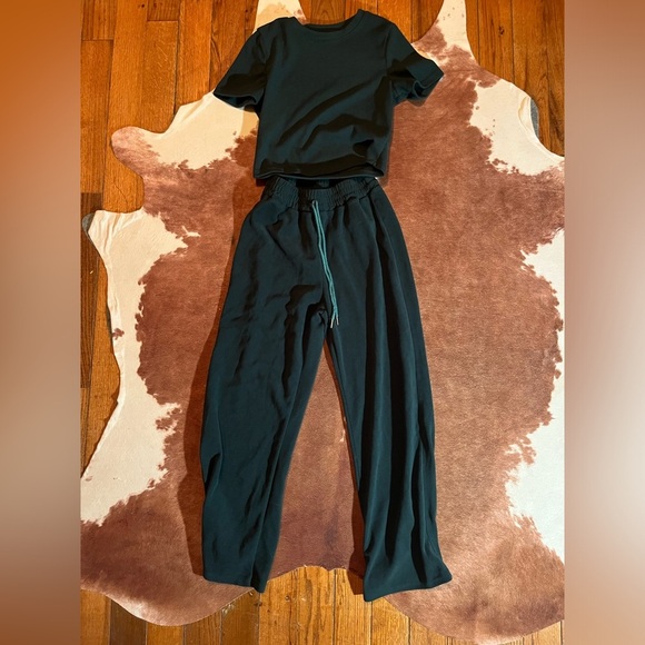 Emerald green 2 piece set 
size medium top and bottom
No flaws on either - Picture 1 of 6